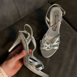 Lasonia, 3 1/2” silver sparkle heels, decorated with gems ✨✨✨size 6 1/2